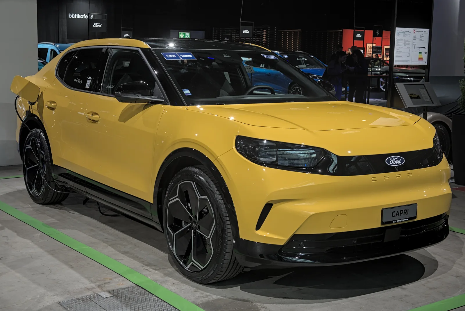 Ford Capri électrique 2026 vue avant salon exposition SUV coupé jaune