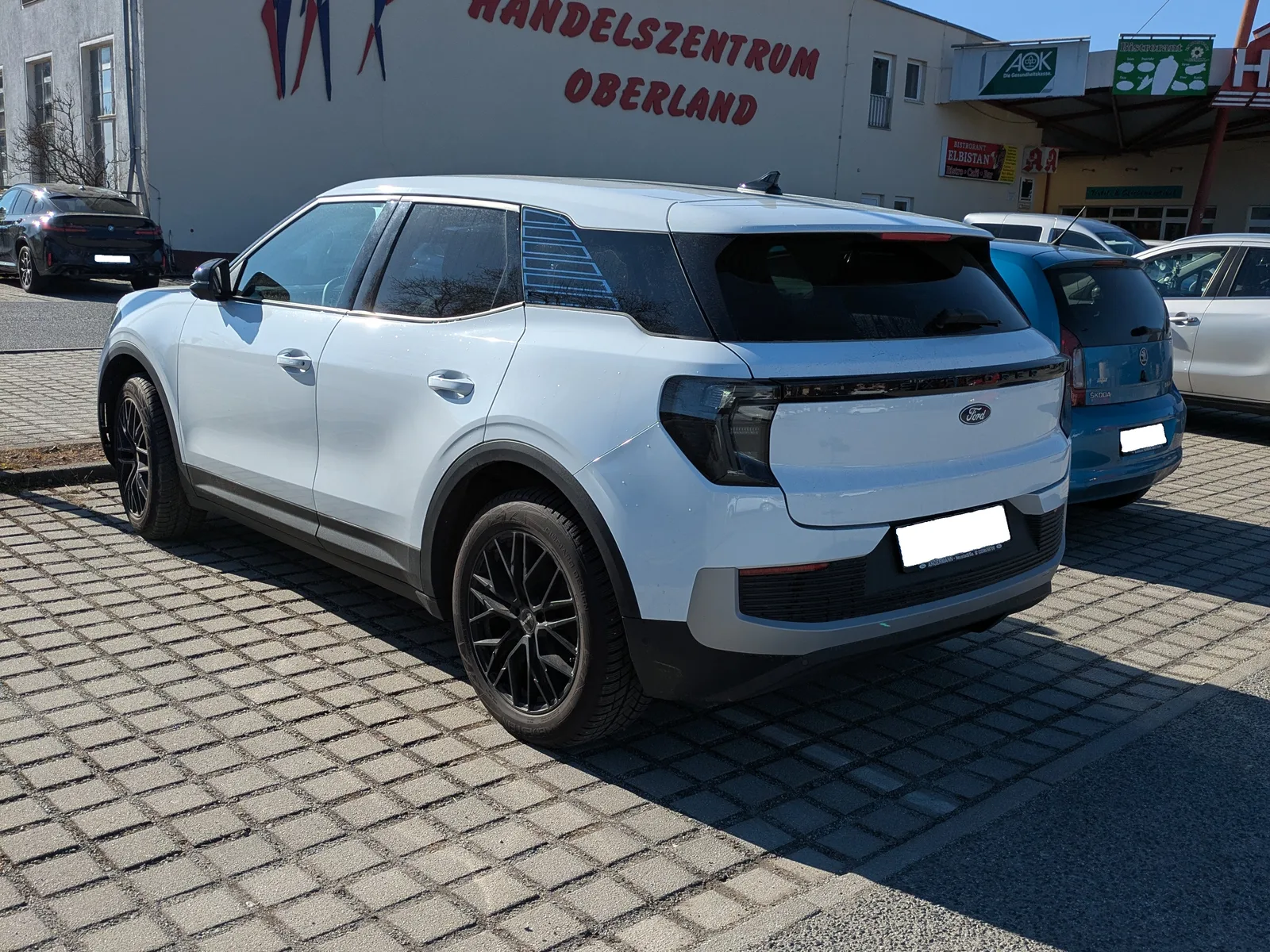 Ford Explorer 2026 gris trois quarts arrière SUV électrique parking