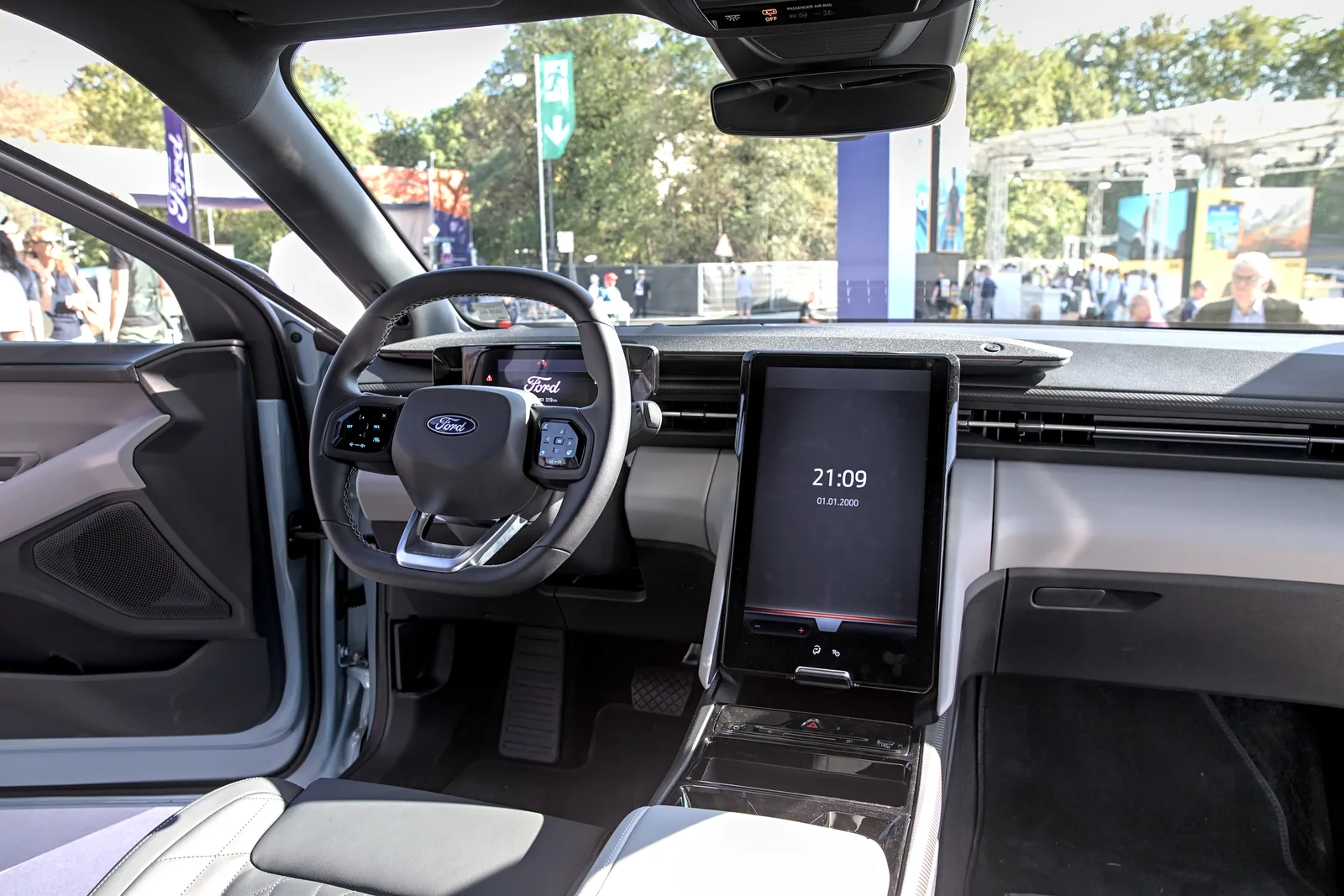 Ford Explorer 2026 intérieur habitacle tableau de bord écran tactile