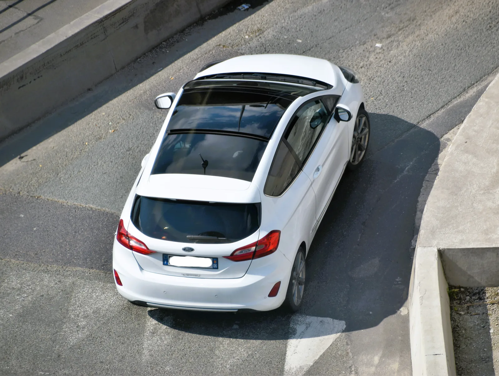 Ford Fiesta Vignale occasion 2026 vue aérienne citadine blanche berline compacte