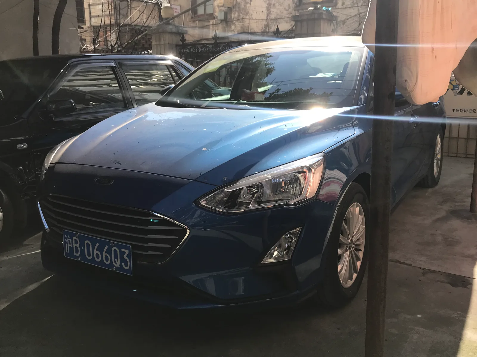 Ford Focus Mk4 face avant bleue vue de face finition ST-Line