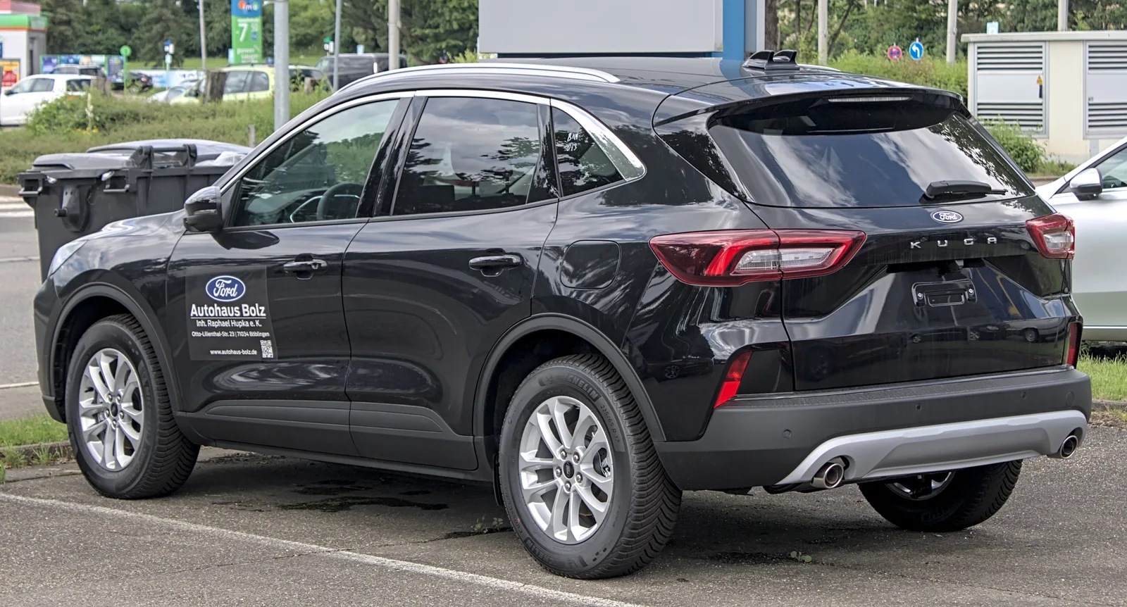 Ford Kuga 2026 noir, vue 3/4 arrière, stationnement en concession allemande