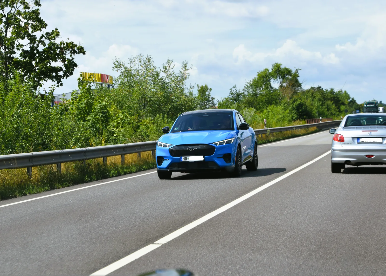 Ford Mustang Mach-E 2026 — vue de profil et coffre arrière