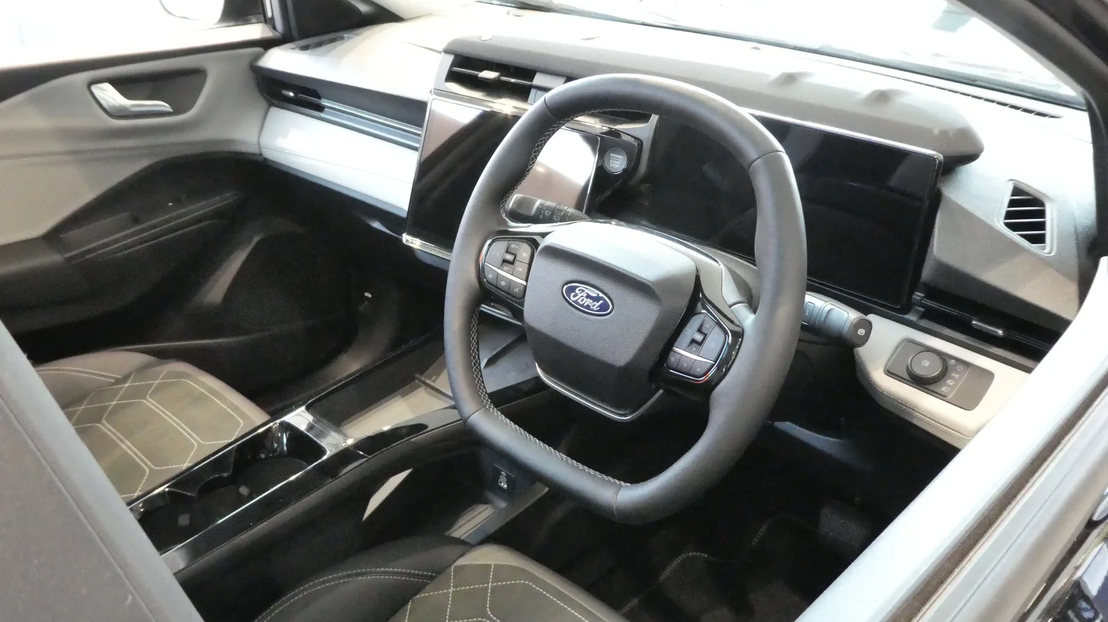 Tableau de bord du Ford Puma Gen-E 2025 — écran 12 pouces et intérieur moderne