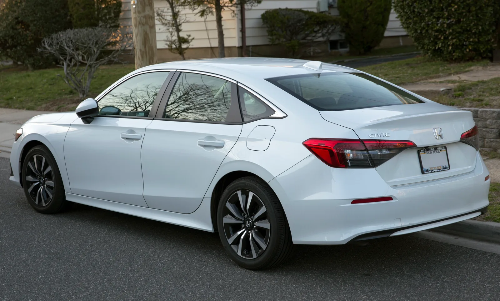 Honda Civic 2022 Sedan EX blanc trois quarts arrière gauche compacte 11e génération fiabilité