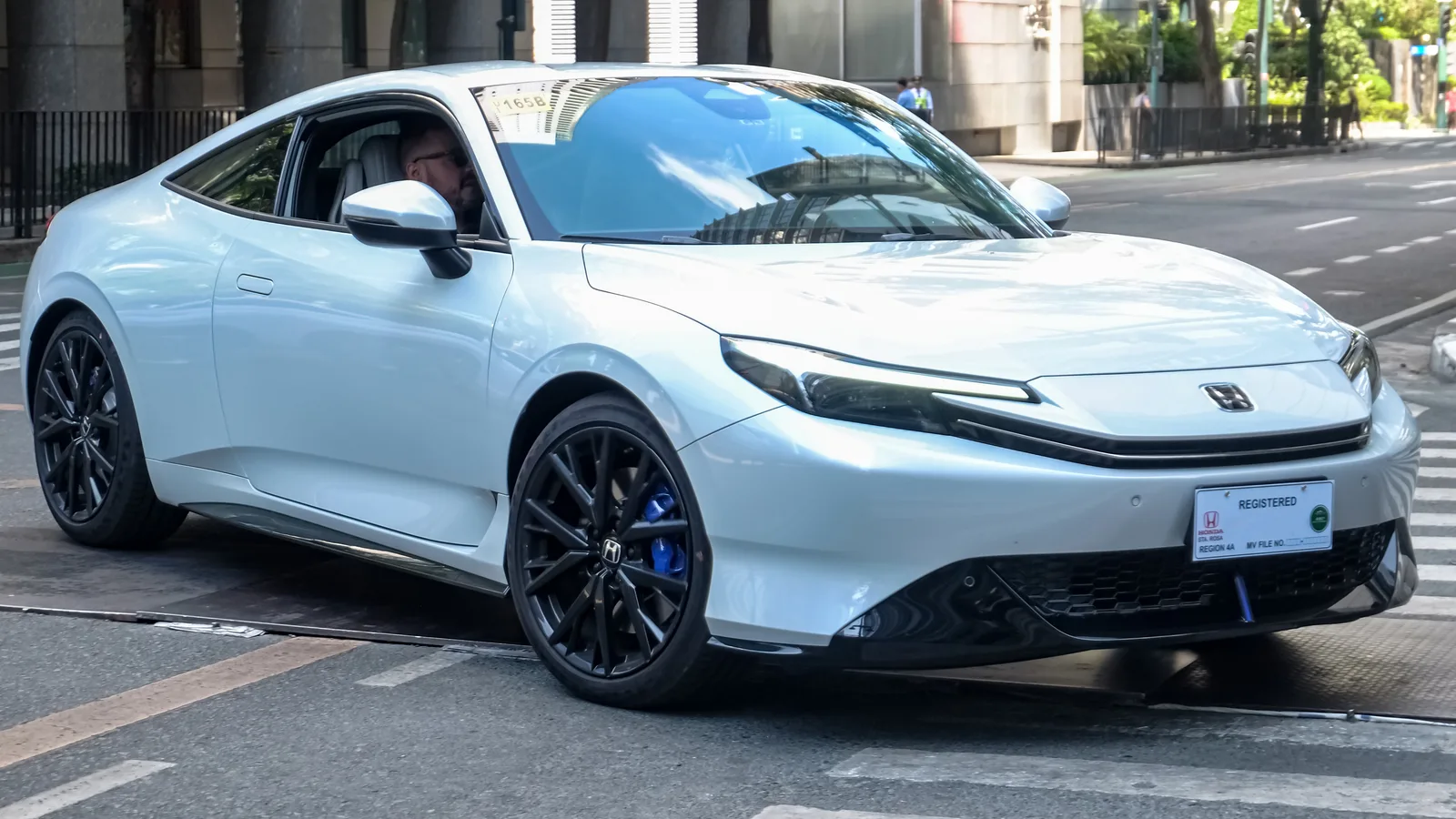 Honda Prelude 2026 grise vue de profil coupé sportif route