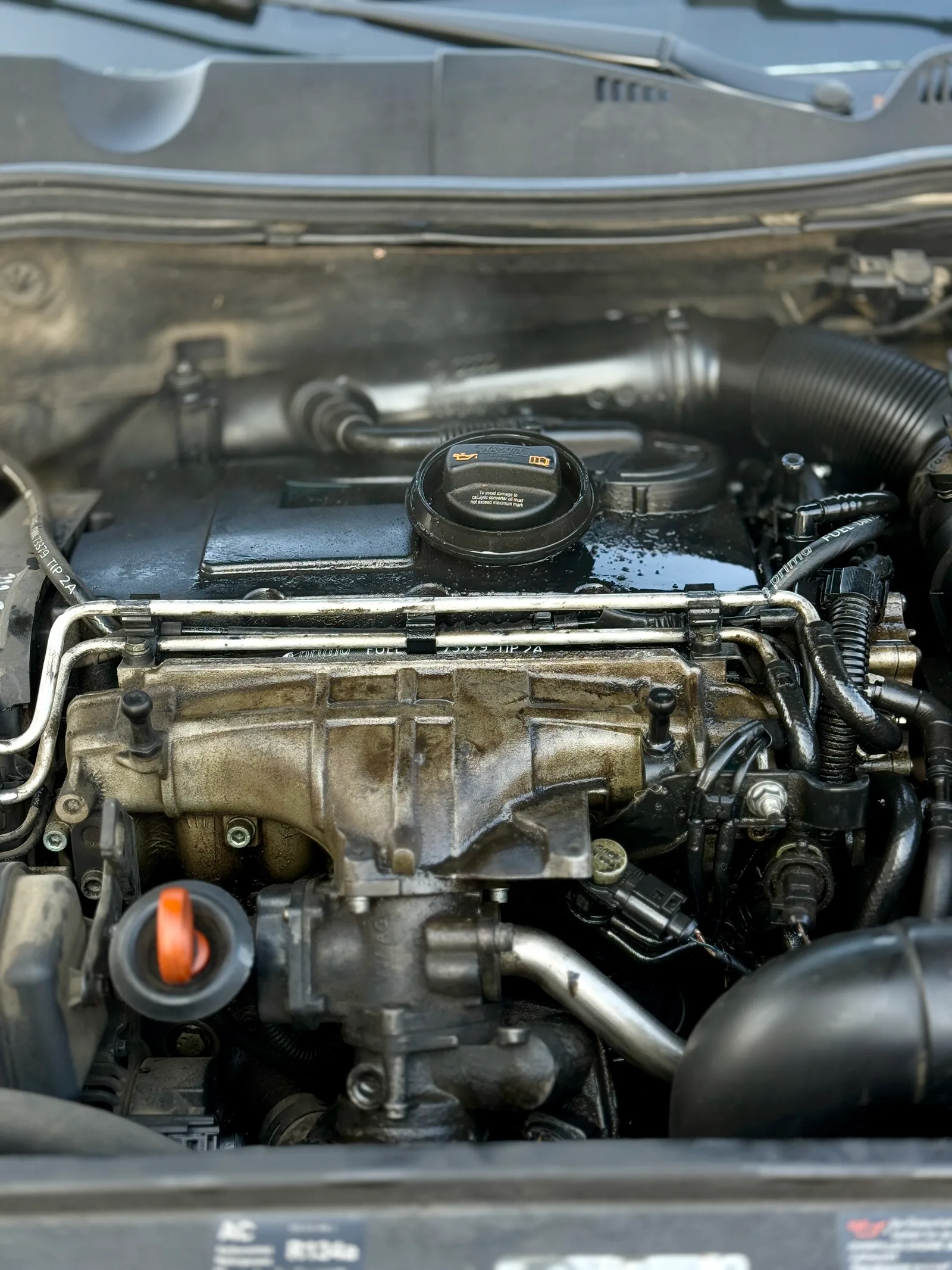 Gros plan sur la jauge à huile d'un moteur diesel — vérification du niveau et de la qualité de l'huile moteur