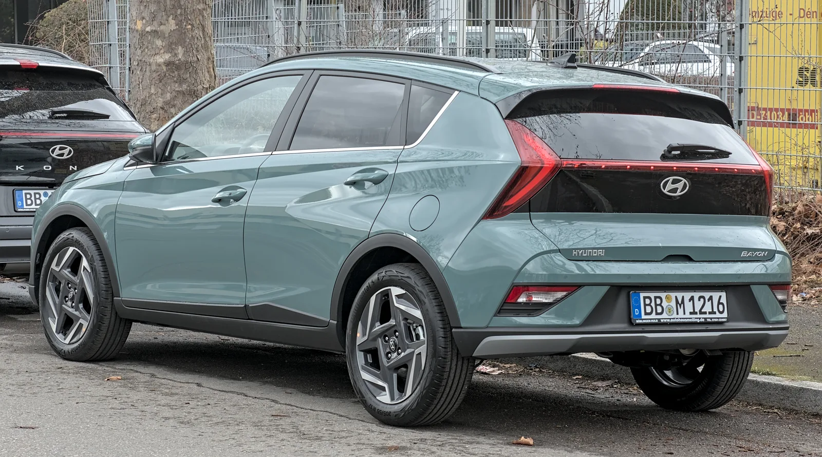 Hyundai Bayon 2026 vert gris vue trois quarts arrière feux LED SUV urbain