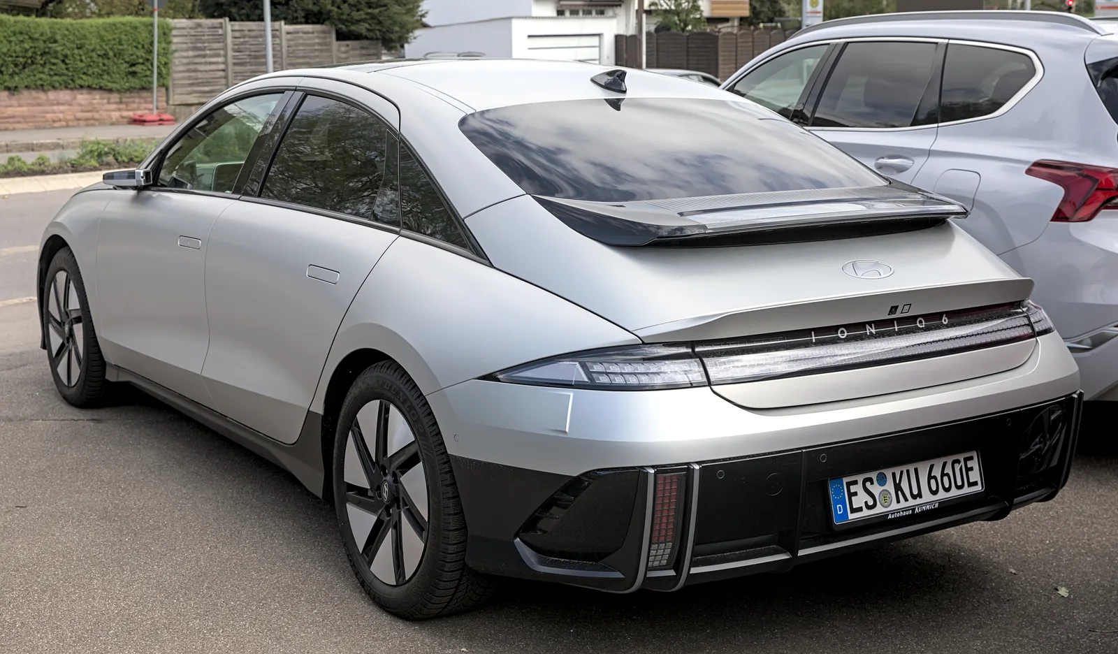 Vue arrière de la Hyundai Ioniq 6 2026 argent avec signature lumineuse LED caractéristique