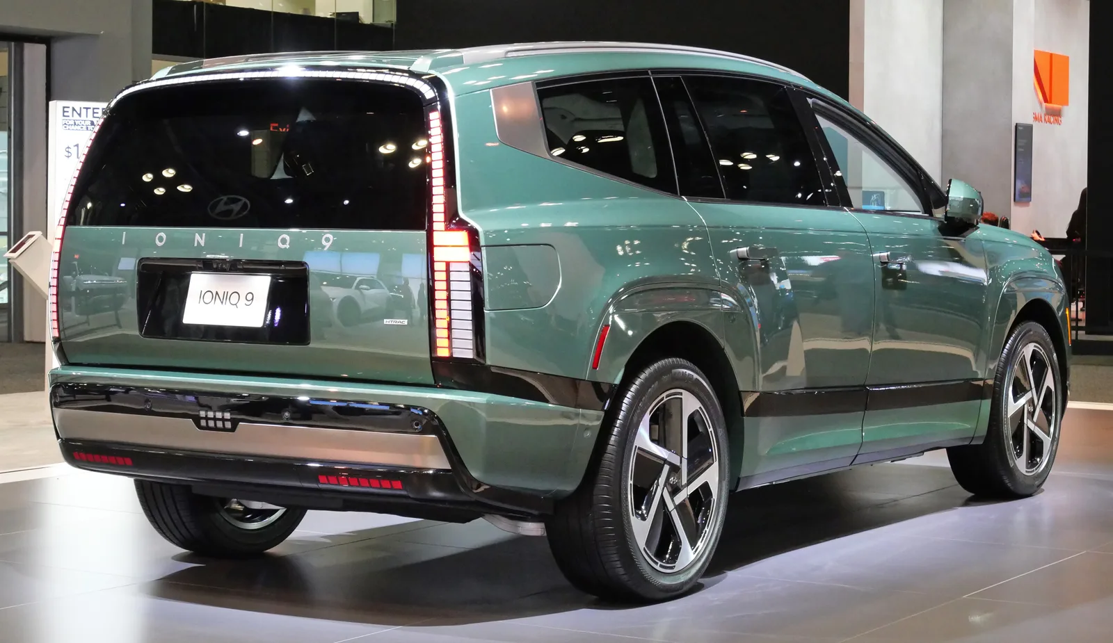 Hyundai Ioniq 9 2026 vue 3/4 arrière SUV électrique vert exposé au salon automobile
