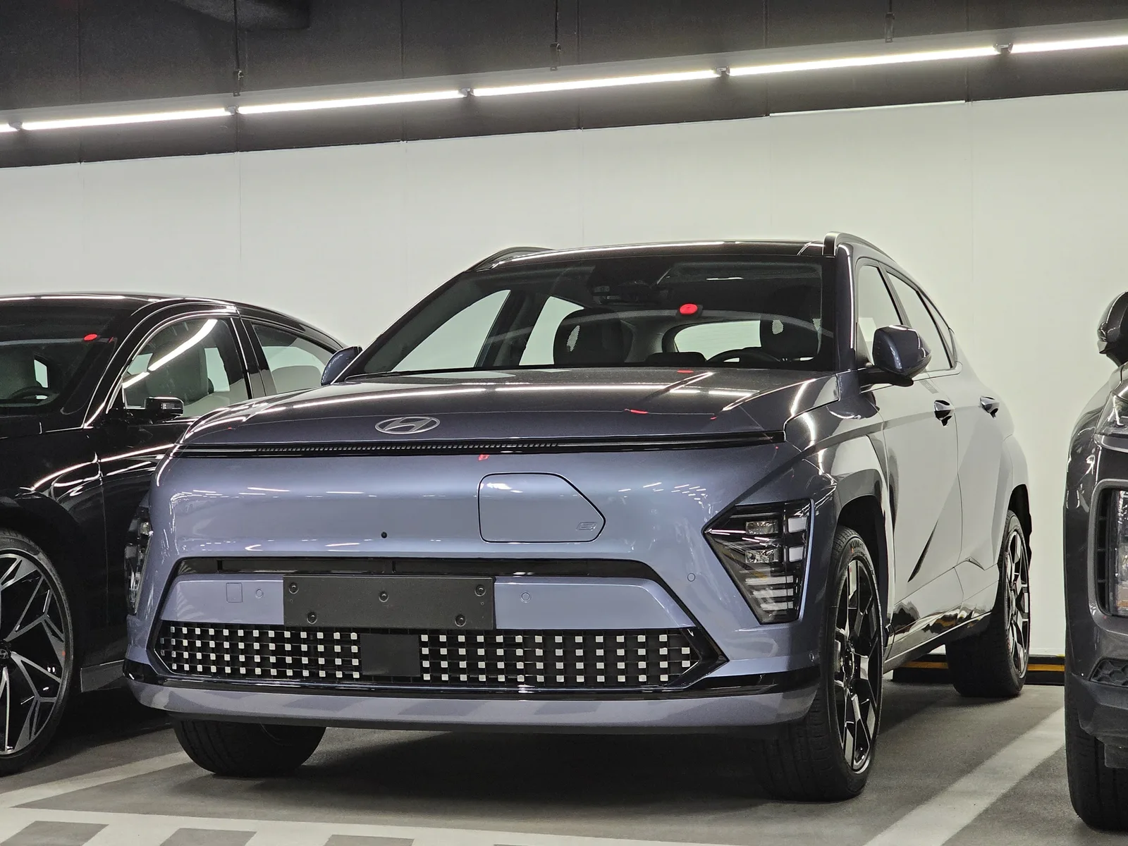 Hyundai Kona Electric 2026 bleu Meta Pearl — profil latéral, lignes tendues et jantes spécifiques