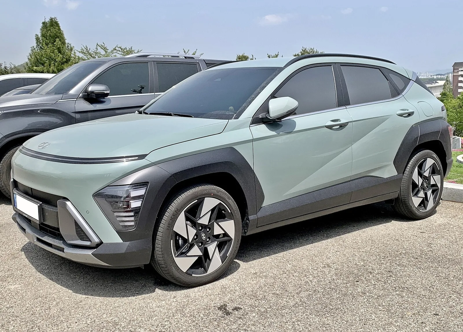 Hyundai Kona de deuxième génération vert vu de trois quarts avant, petit SUV disponible en motorisation hybride