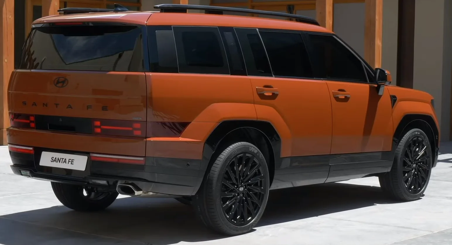 Hyundai Santa Fe 2026 vue latérale extérieure — silhouette cube avec toit vitré panoramique, profil droit et garde au sol élevée