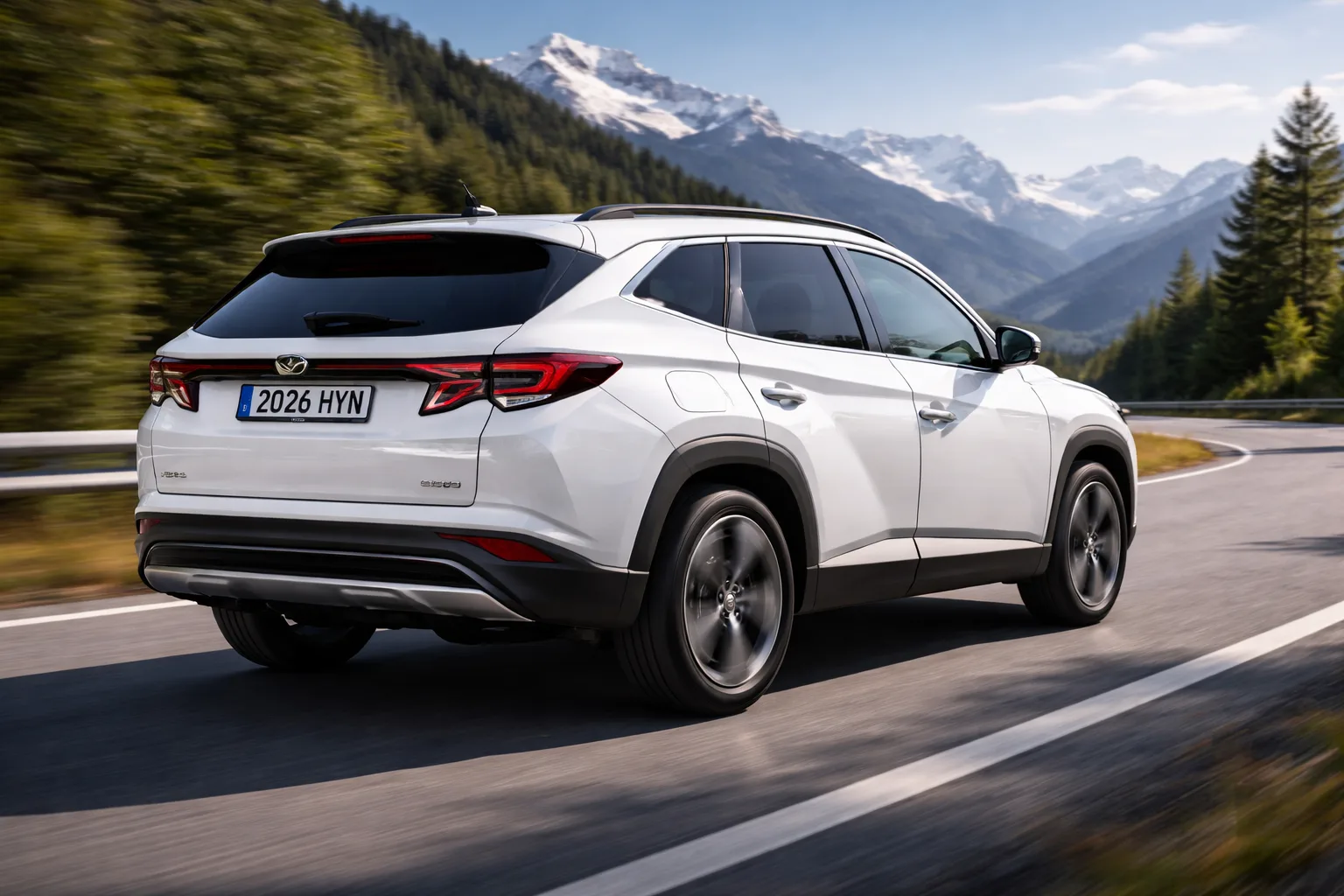 Hyundai Tucson 2026 PHEV en mouvement route de montagne