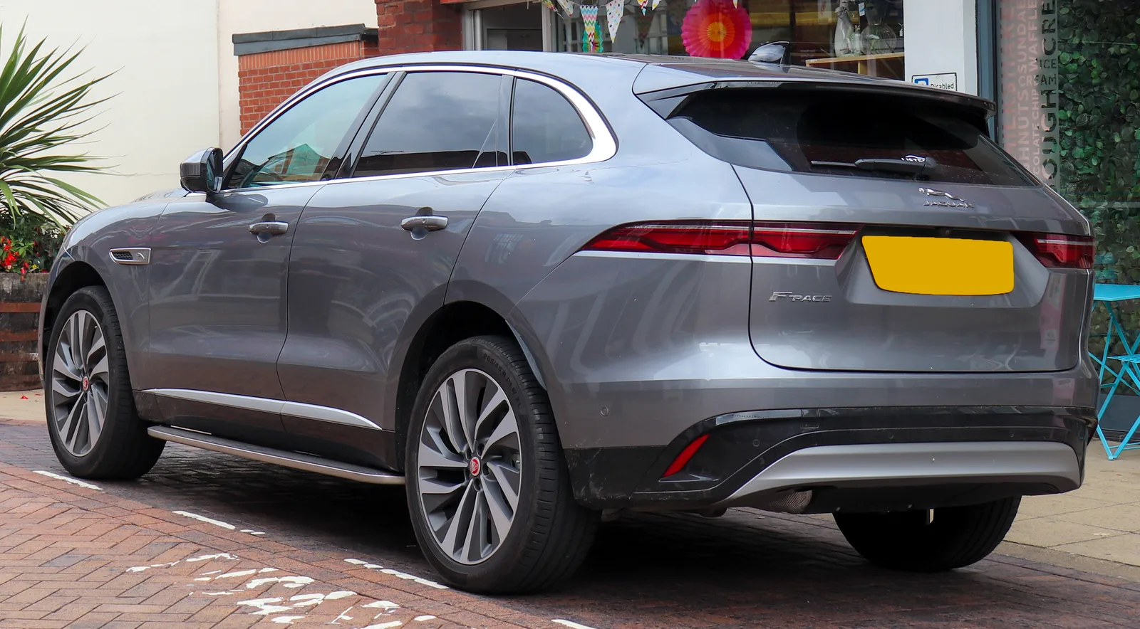 Jaguar F-Pace vue arrière SUV premium hayon feux LED signature