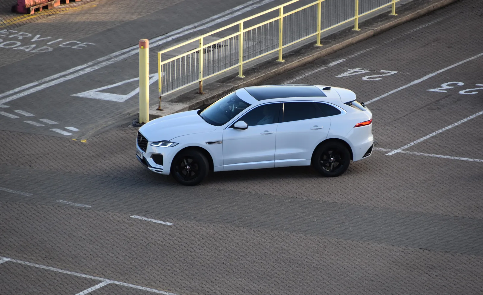 Jaguar F-Pace vue de profil SUV silhouette dynamique route