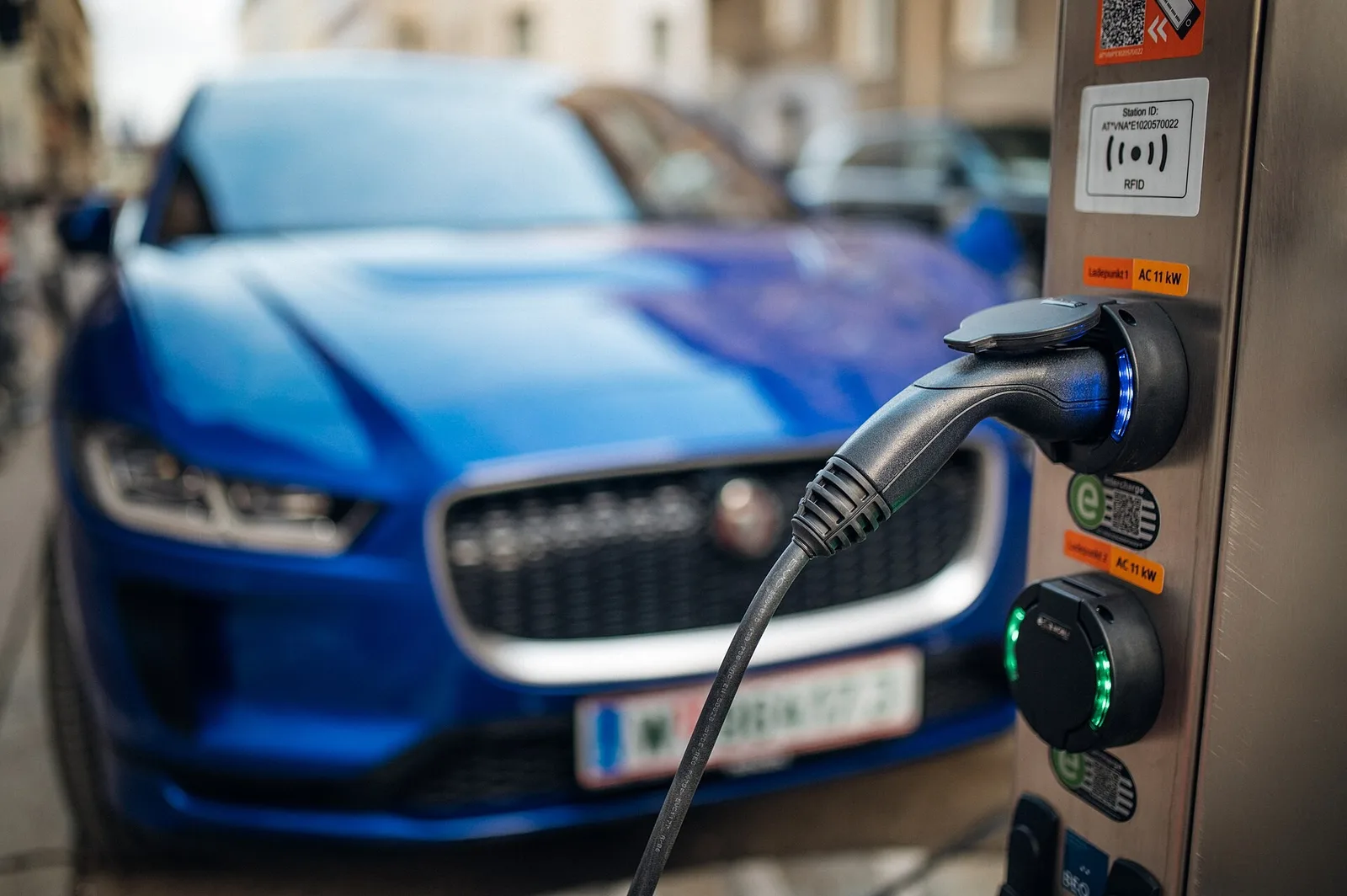 Jaguar I-Pace bleue branchée sur une borne de recharge publique