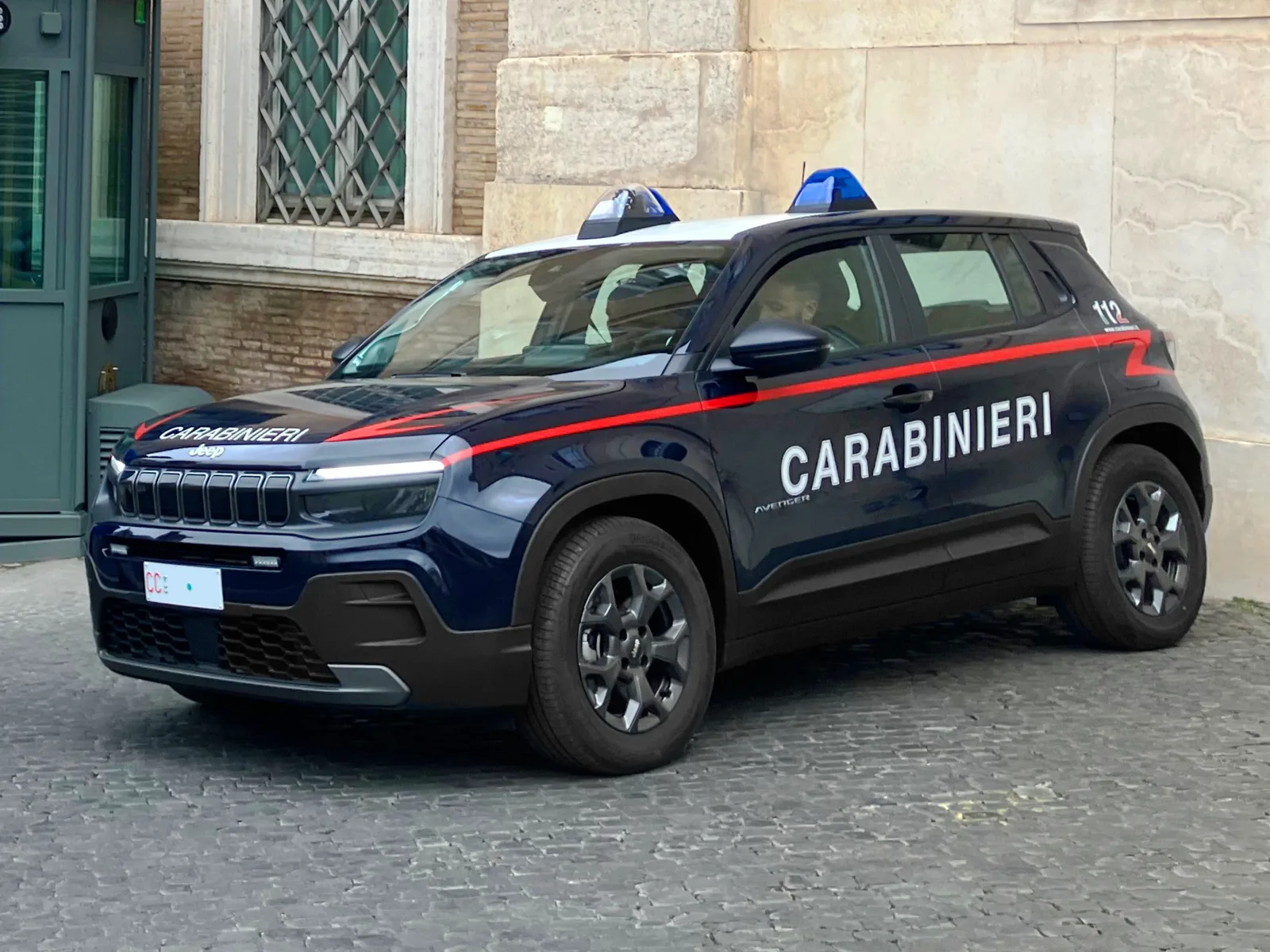 Jeep Avenger électrique bleu marine Carabinieri à Rome — utilisation de la version électrique Jeep par la police italienne en service actif