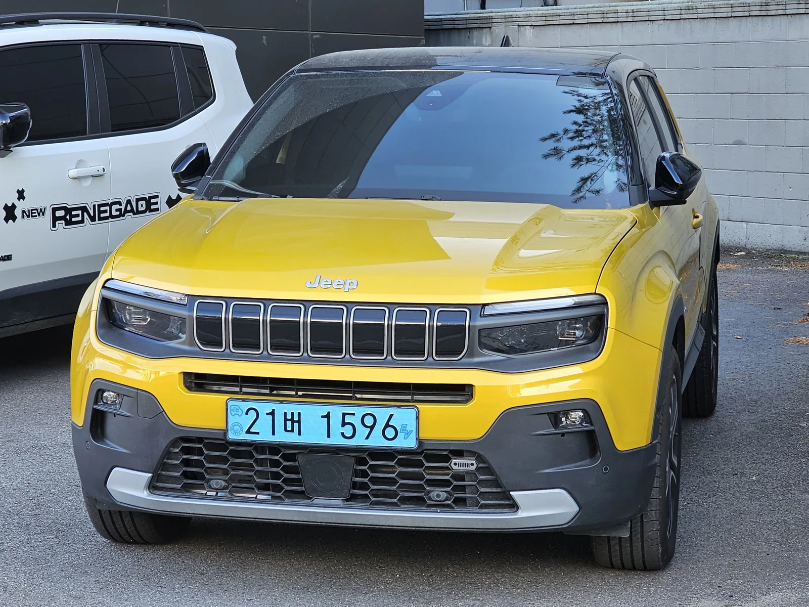 Jeep Avenger électrique 2026 jaune — vue 3/4 avant du SUV compact électrique avec profil carré et protections de carrosserie noires