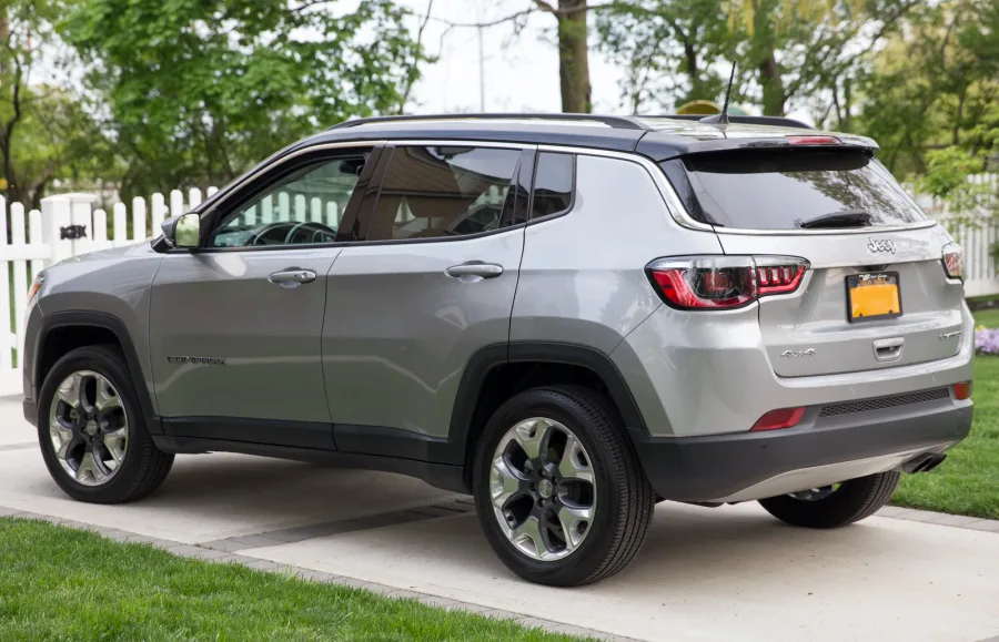Jeep Compass 2026 gris vue 3/4 arrière — coffre 550 litres et hayon électrique mains libres