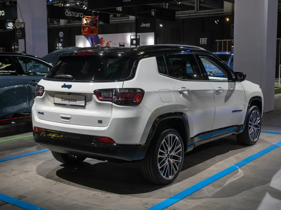 Jeep Compass 2026 blanc et noir vue 3/4 arrière — finition récente avec liseré bleu et jantes bicolores