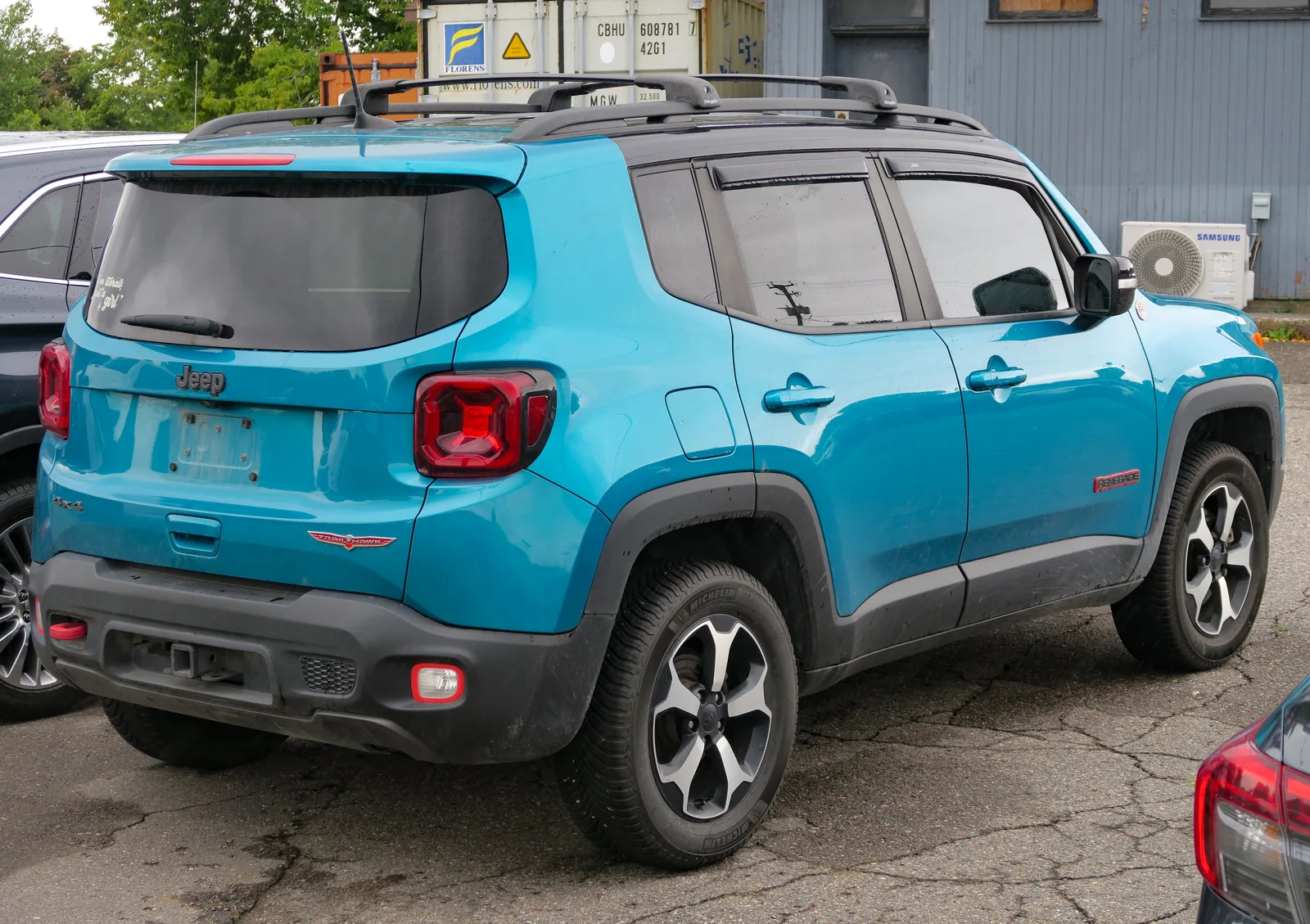 Jeep Renegade 2026 Trailhawk bleu vue trois quarts arrière SUV compact hayon