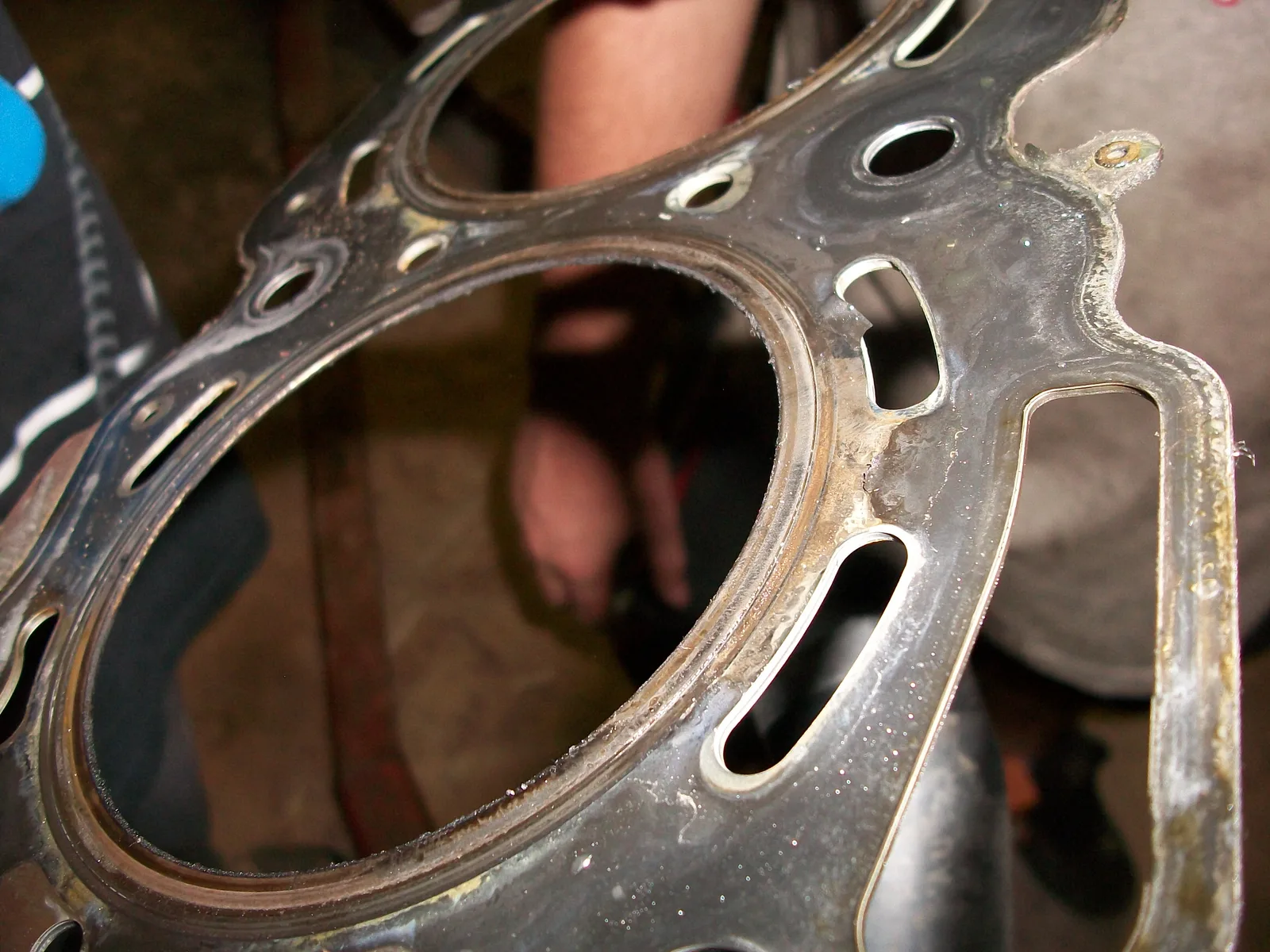 Joint de culasse endommagé d'un moteur Subaru montrant les signes de casse et de dégradation thermique