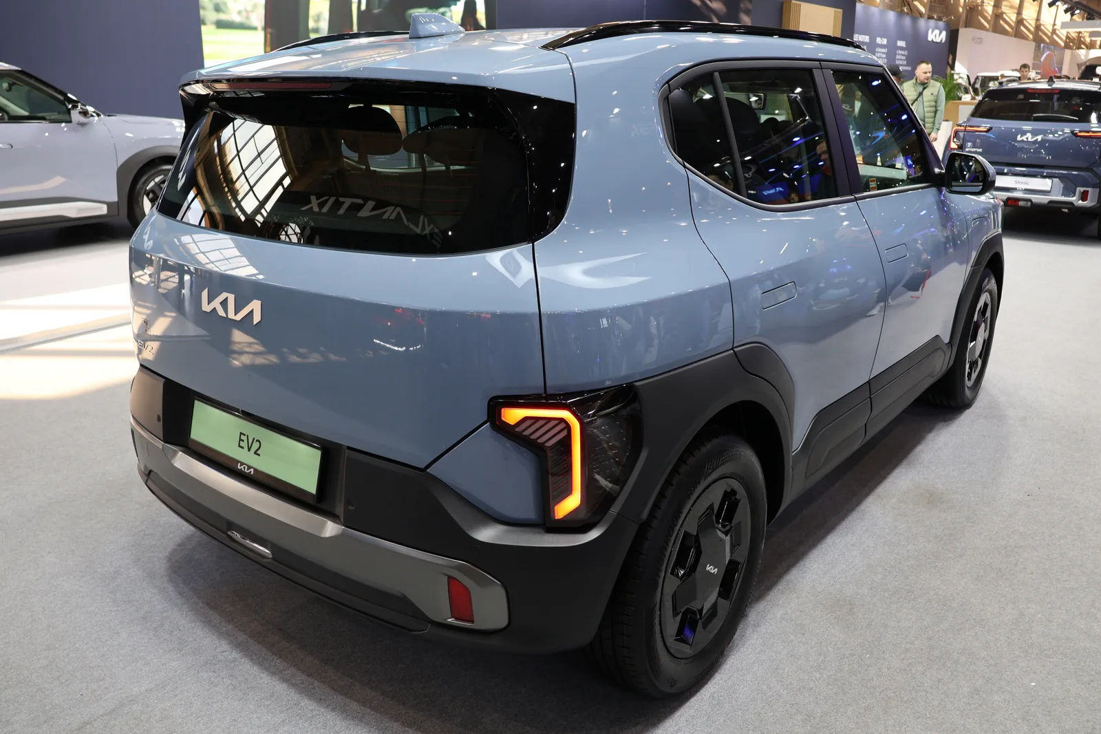 Kia EV2 2026 bleu-gris vue trois quarts arrière SUV électrique salon Poznań