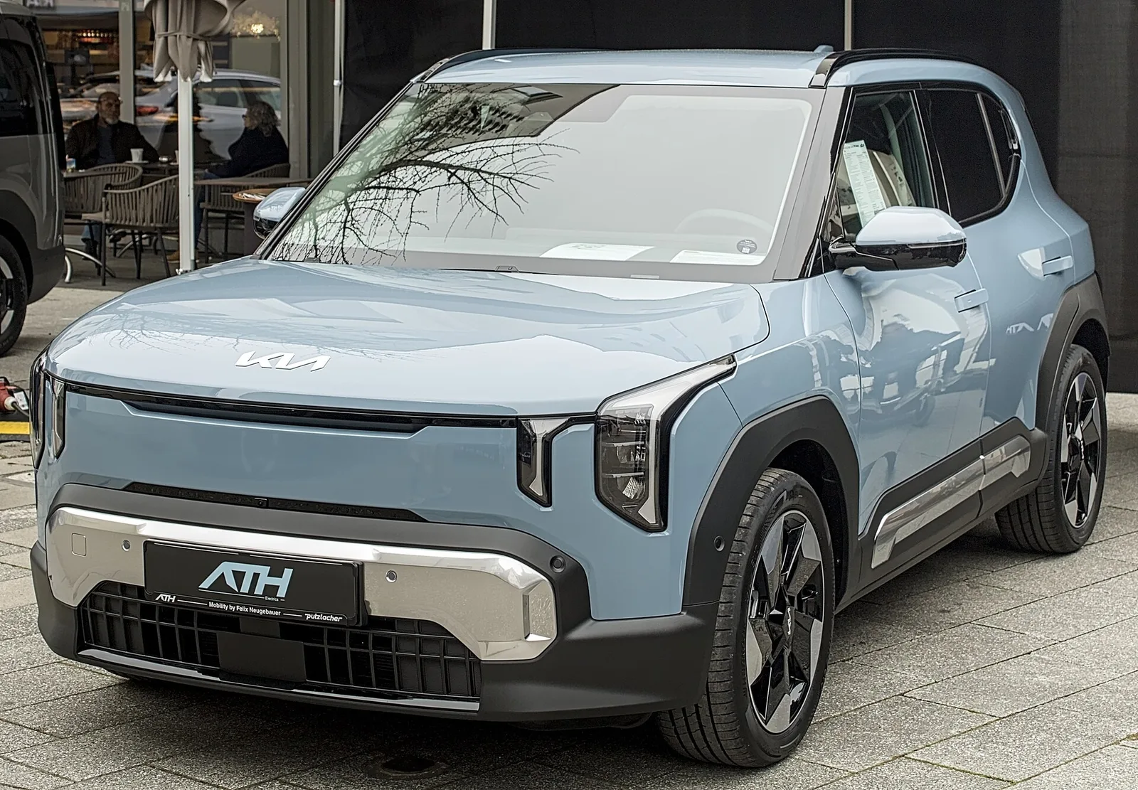 Kia EV2 bleu clair vu de trois quarts avant, petite électrique proposée avec une batterie LFP de 42,2 kWh ou NMC de 61 kWh