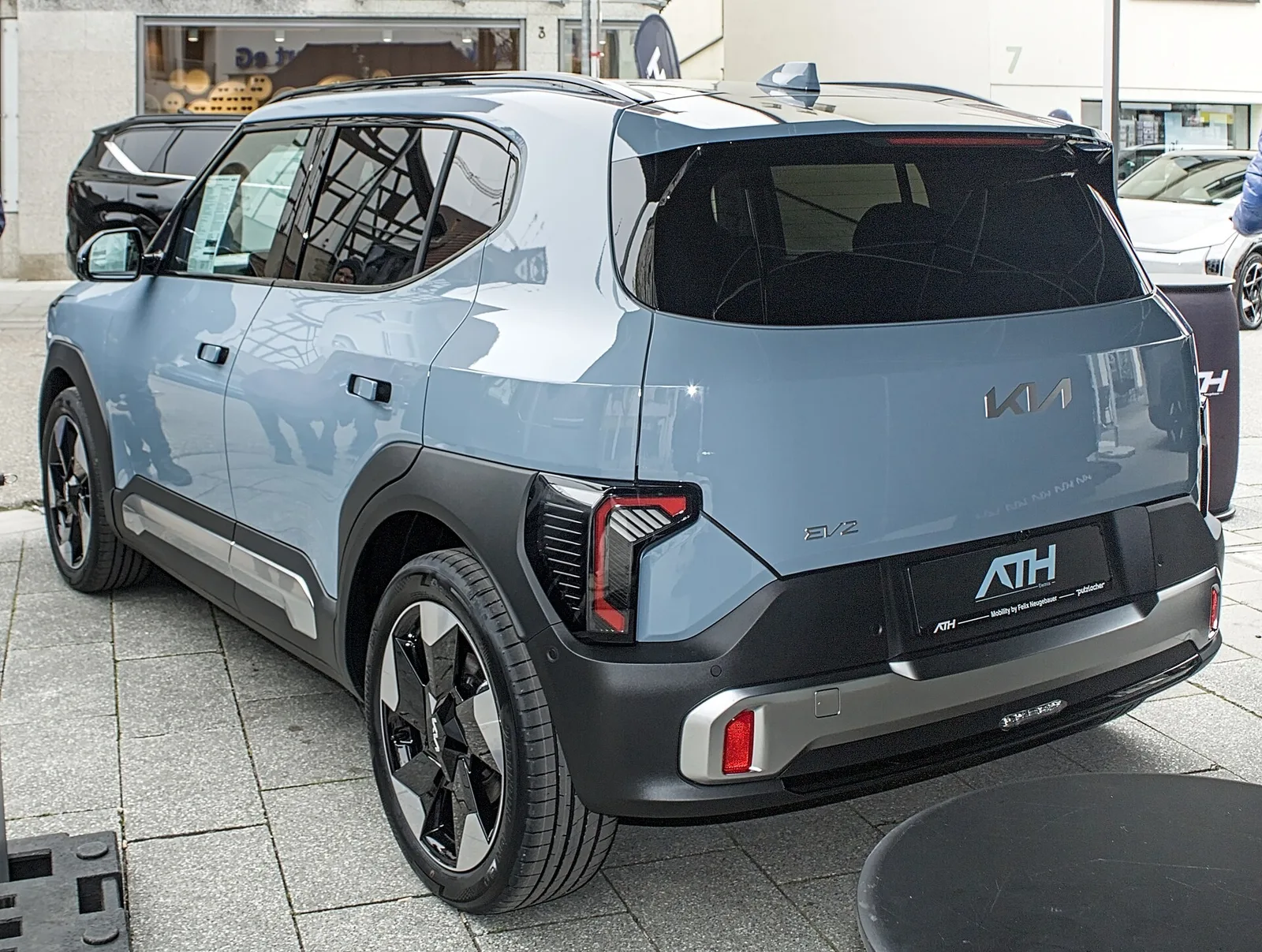Kia EV2 bleu clair vu de trois quarts arrière, petite électrique dont la finition GT-Line à jantes de 19 pouces réduit l'autonomie à 413 km