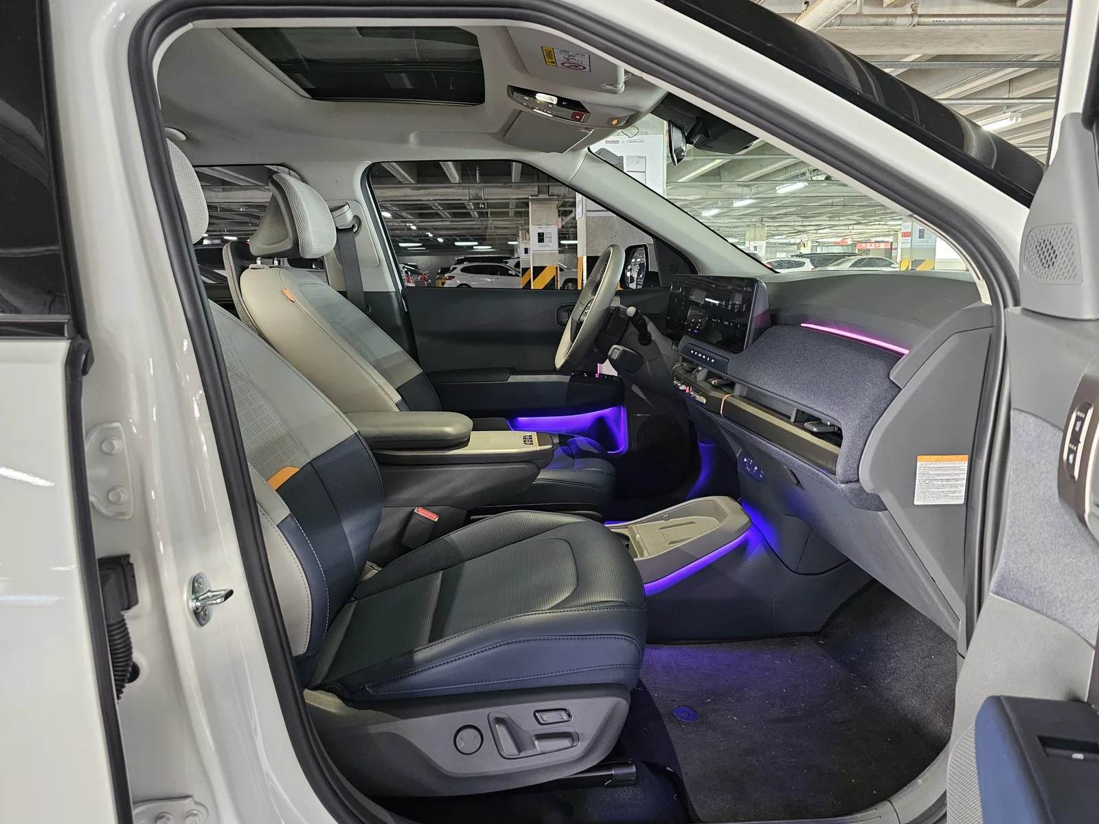 Kia EV3 2026 habitacle intérieur sièges avant écran ccNC ambiance lumineuse