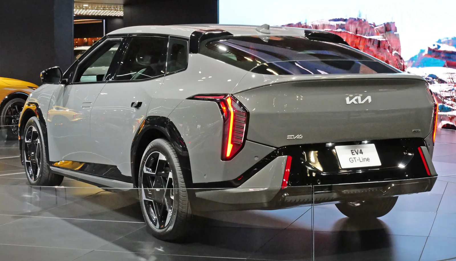 Kia EV4 2026 vue 3/4 arrière berline électrique grise GT-Line salon automobile
