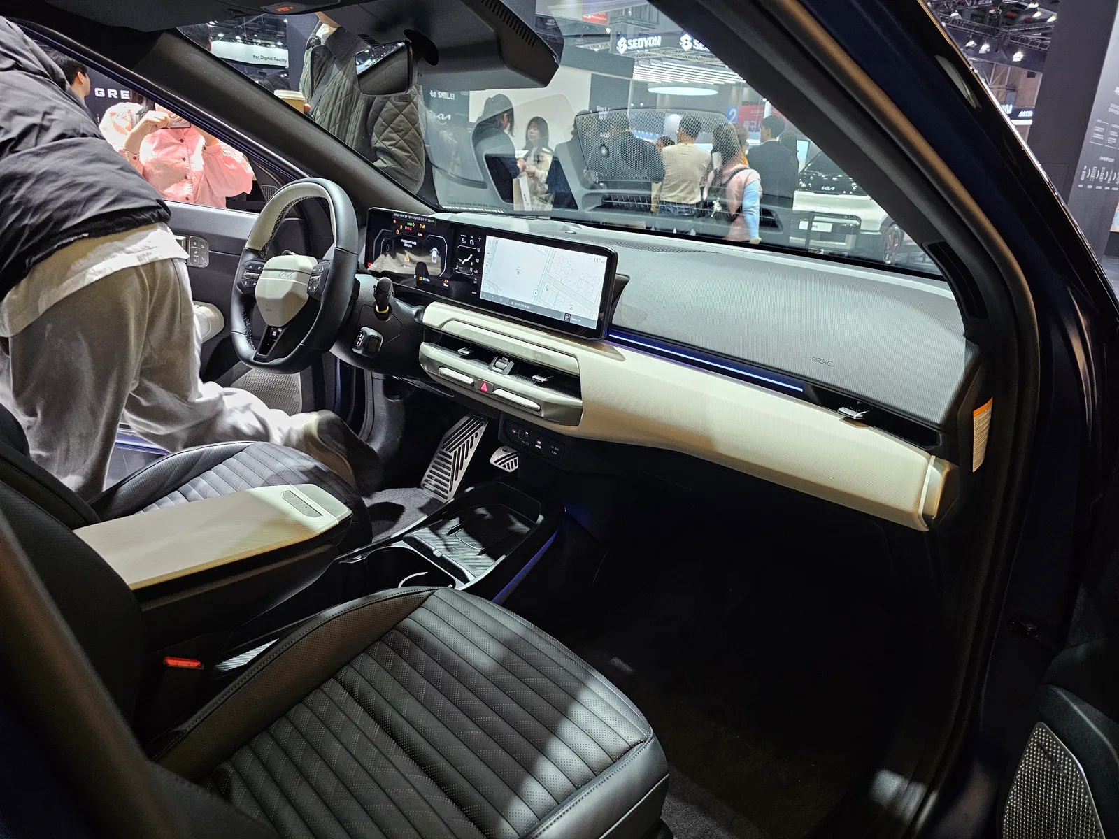 Kia EV4 2026 tableau de bord et intérieur habitacle noir écran infotainment