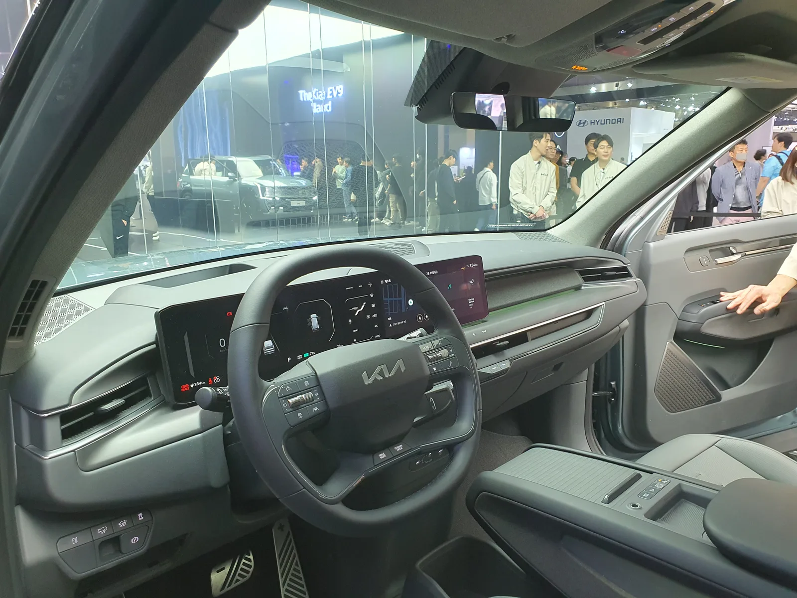 Kia EV9 2026 intérieur habitacle tableau de bord écrans SUV électrique 7 places