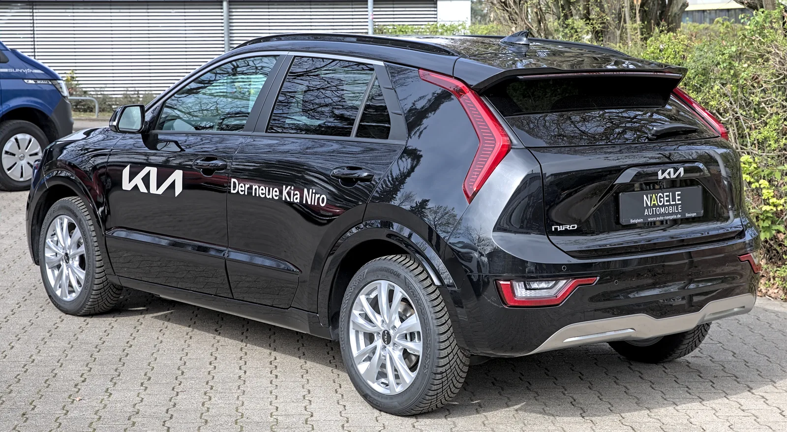 Kia Niro EV 2026 en noir vue arrière avec éclairage signature LED