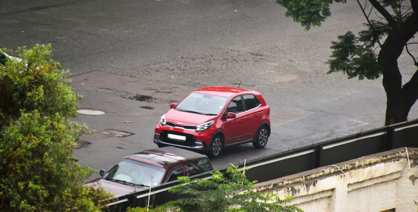 Kia Picanto X-Line 2022 profil latéral rouge en circulation — silhouette citadine compacte
