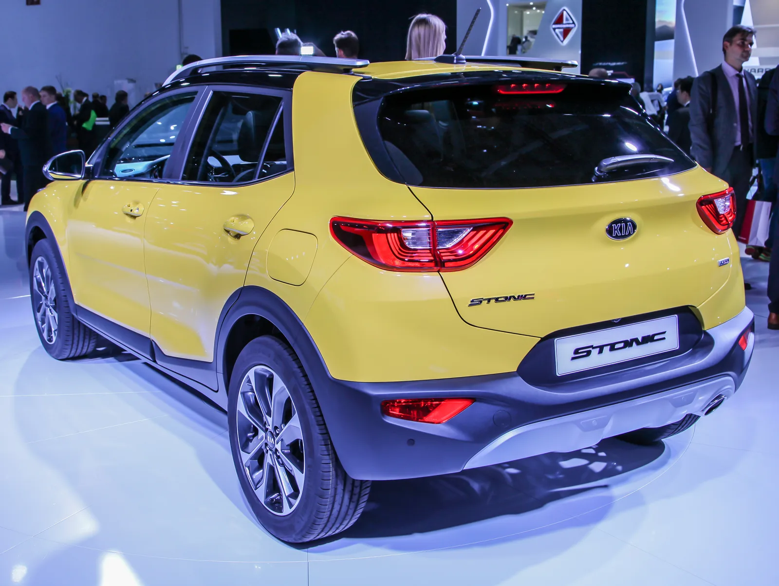 Kia Stonic 2026 vue arrière — feux arrière design et hayon du SUV urbain Kia