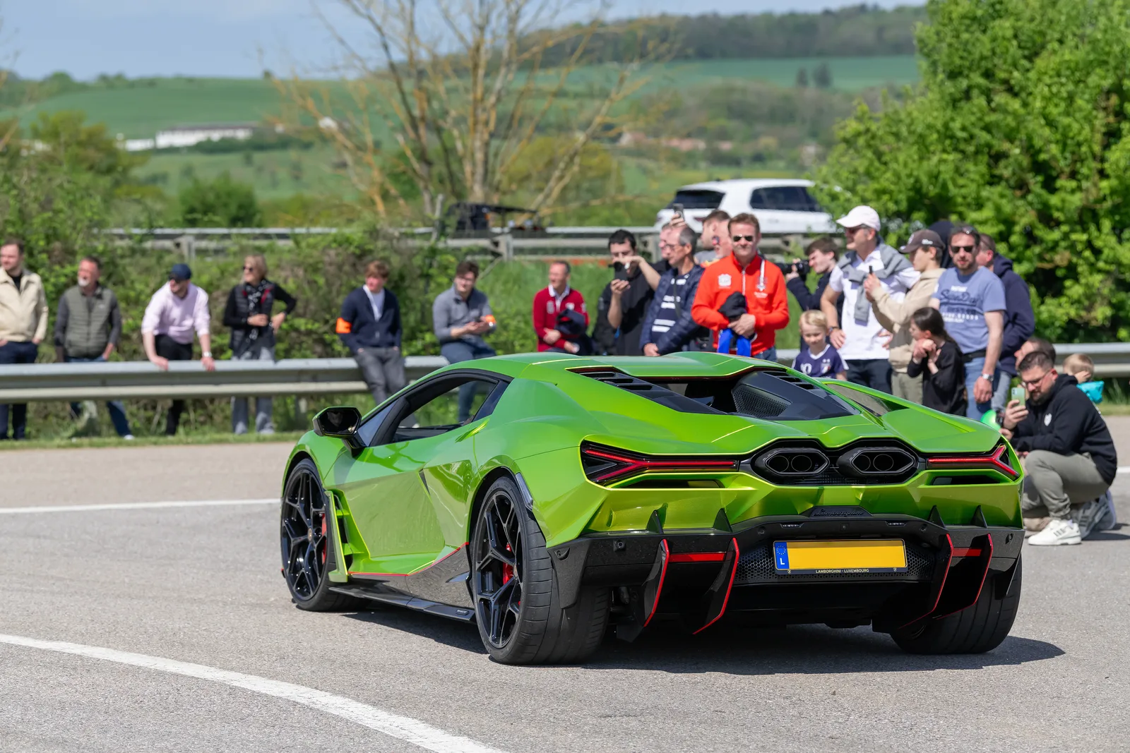 Lamborghini Revuelto 2026 verte vue arrière supercar sur route de campagne