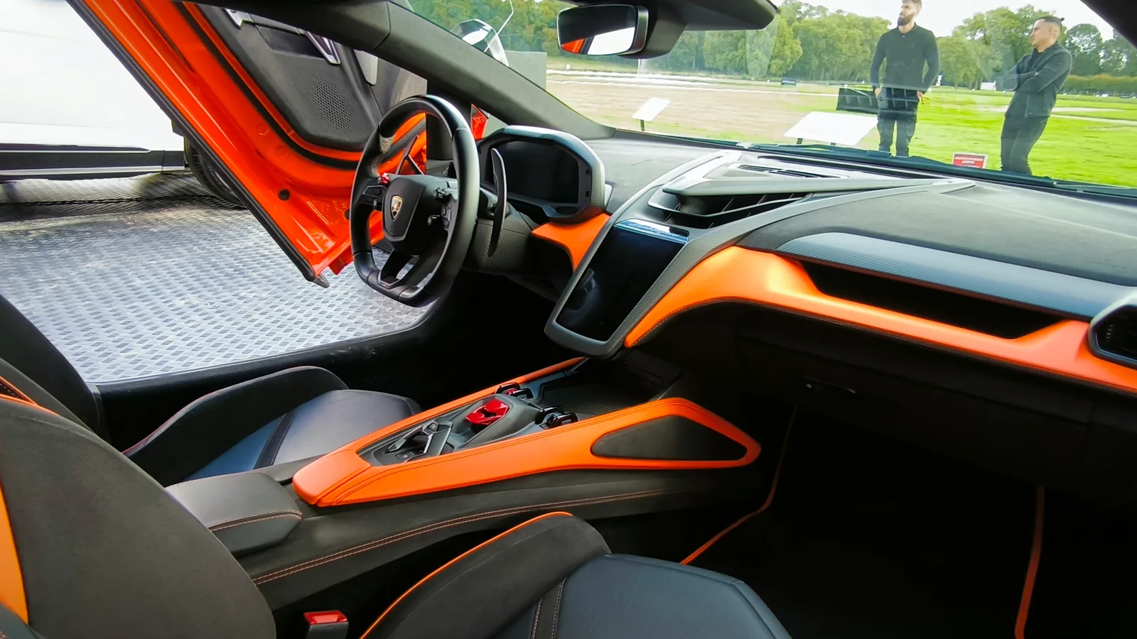 Lamborghini Revuelto 2026 intérieur orange habitacle tableau de bord et volant