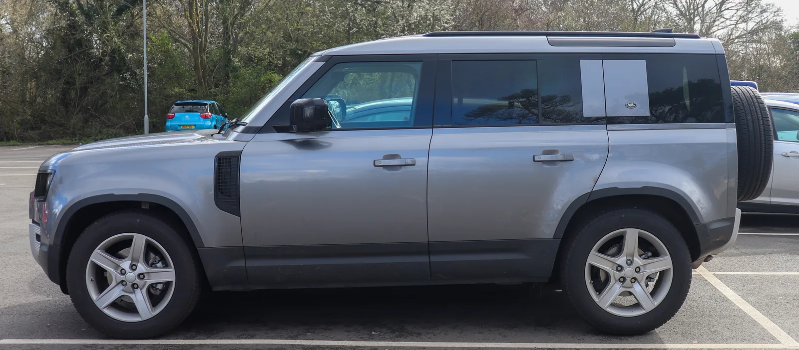 Land Rover Defender 2026 gris vue de profil SUV cinq portes
