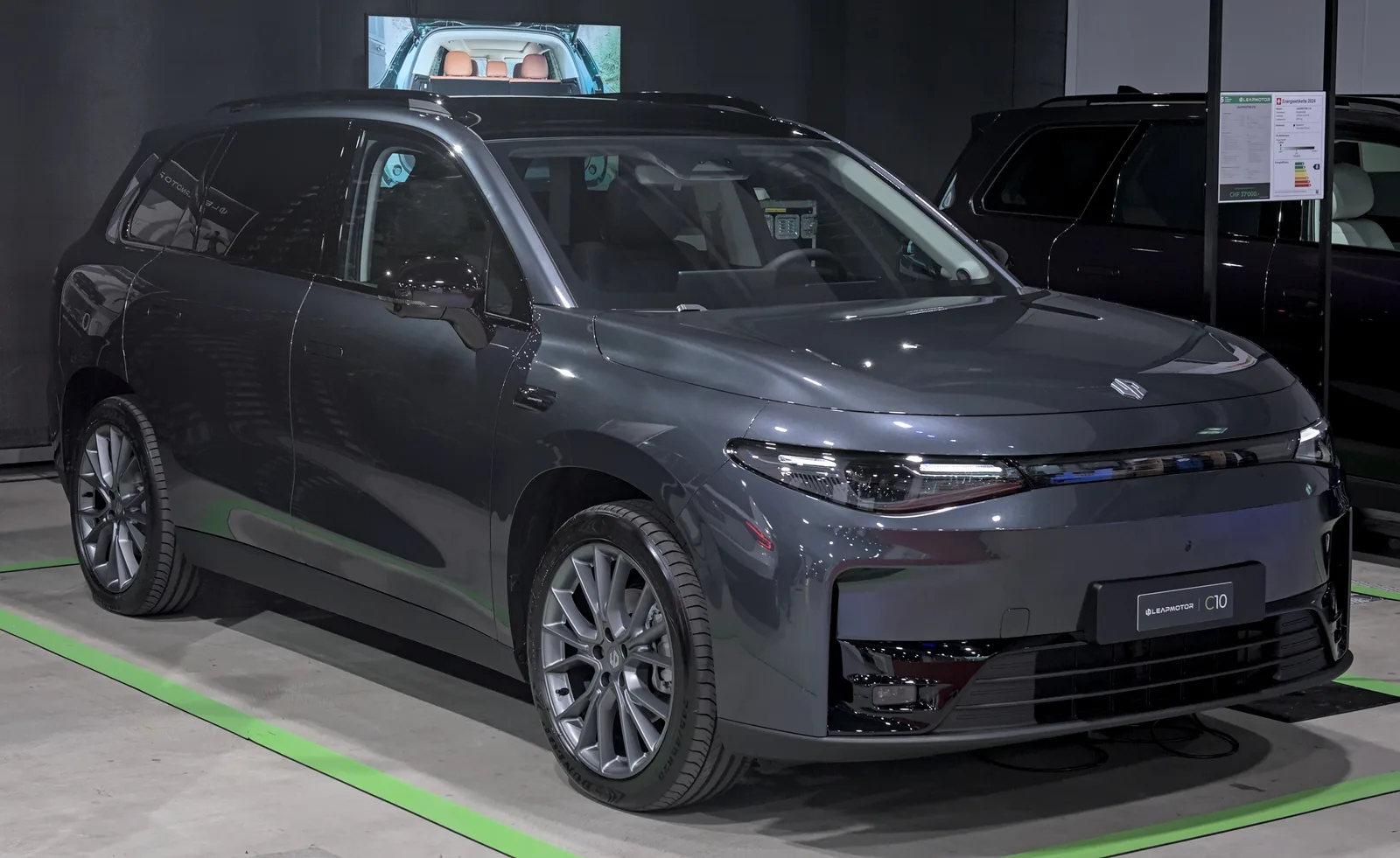 Leapmotor C10 2026 gris salon Auto Zürich 2024 vue avant design phares