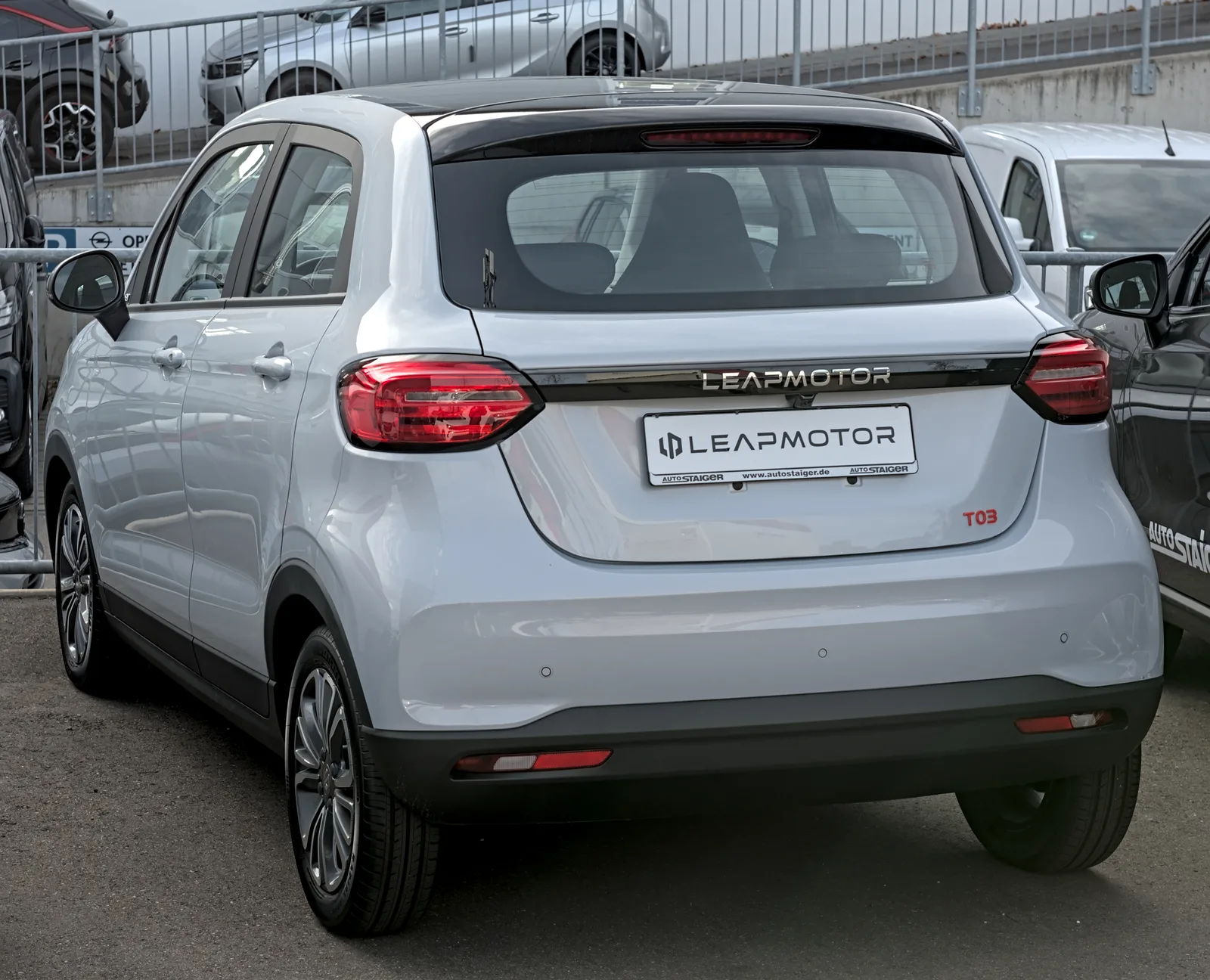 Leapmotor T03 gris clair vue de trois quarts arrière avec logo Leapmotor sur le hayon, citadine électrique 3,62 m