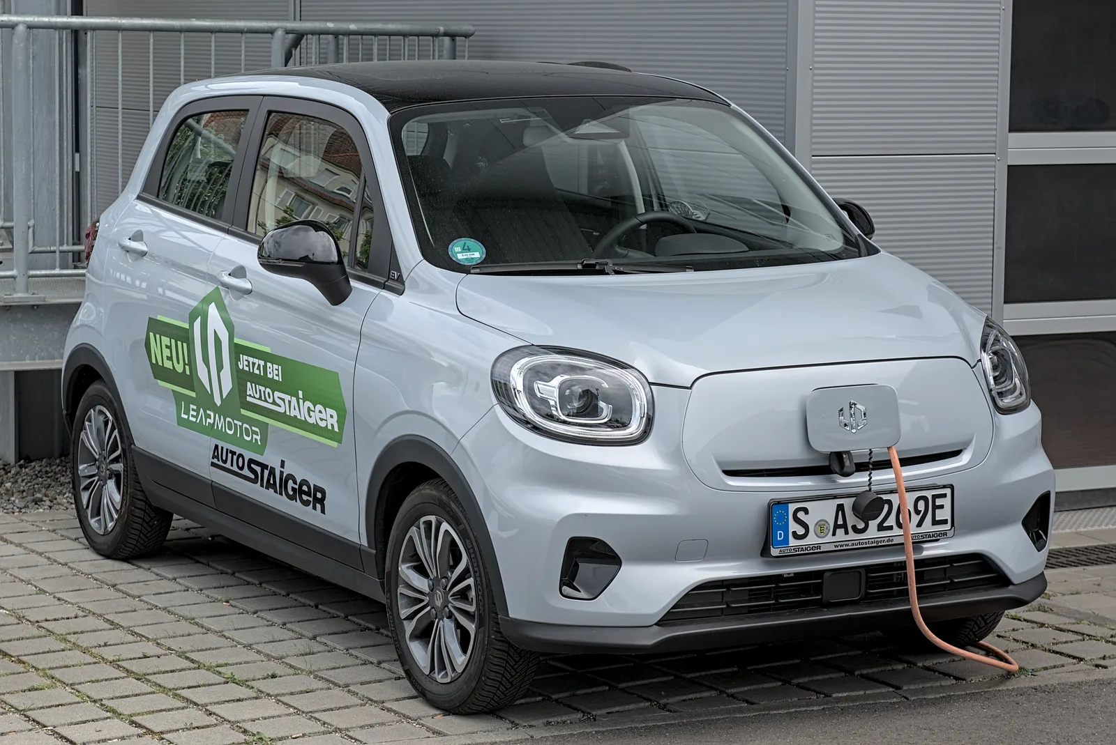 Leapmotor T03 en charge avec le câble branché sur la trappe de recharge à l'avant, citadine électrique 6,6 kW en courant alternatif