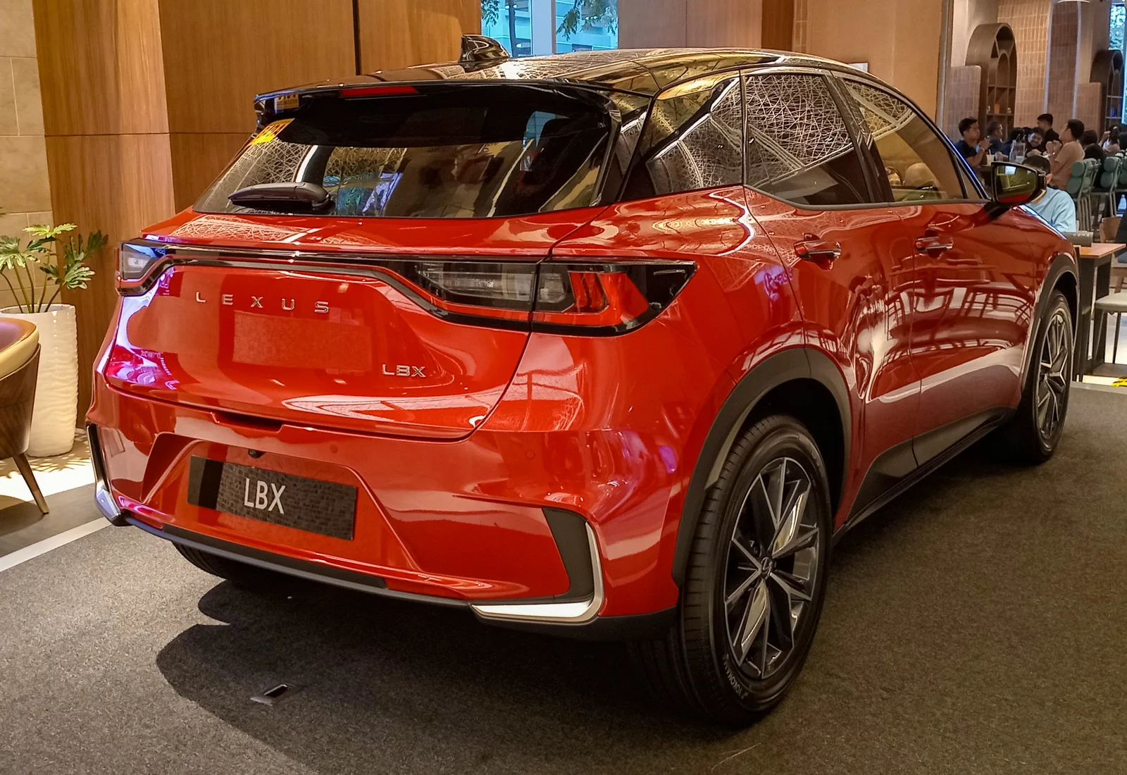 Lexus LBX 2026 rouge vue trois quarts arrière SUV compact