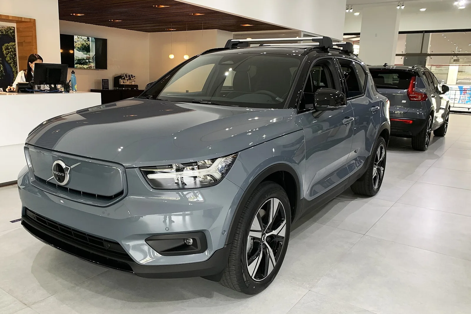 Volvo EX40 électrique gris exposé en concession, SUV premium proposé en LLD 49 mois en 2026