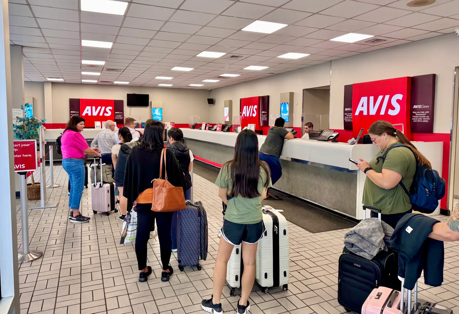 Comptoir Avis de location de voiture à l'aéroport international de Philadelphie — file d'attente clients 2026