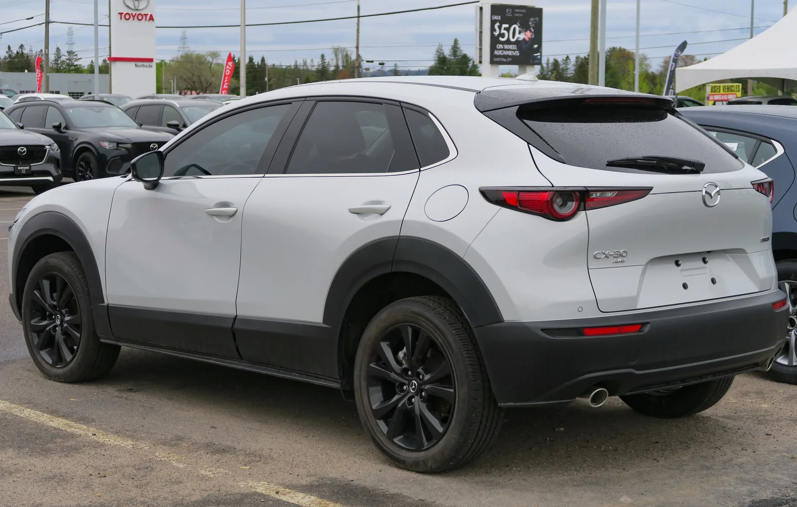 Mazda CX-30 2026 blanc vue trois quarts arrière feux LED SUV compact