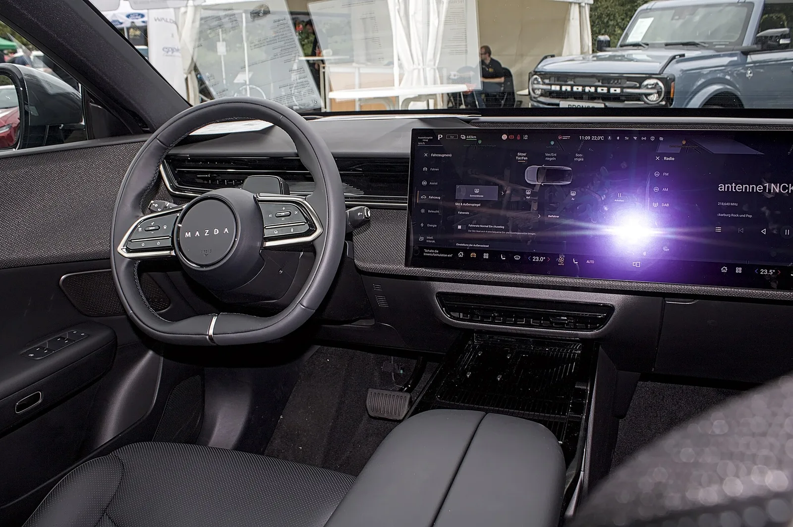 Planche de bord du Mazda CX-6e avec grand écran tactile central de 26,45 pouces et volant Mazda