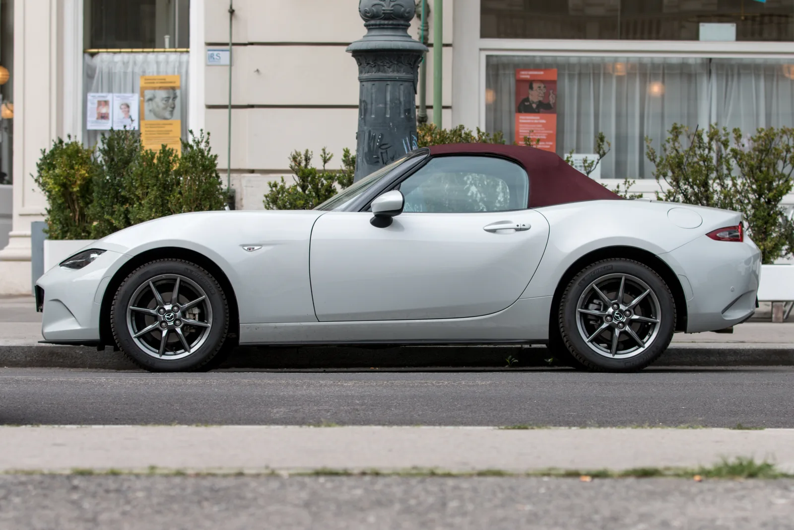 Mazda MX-5 2026 blanc vue de profil capote fermée roadster