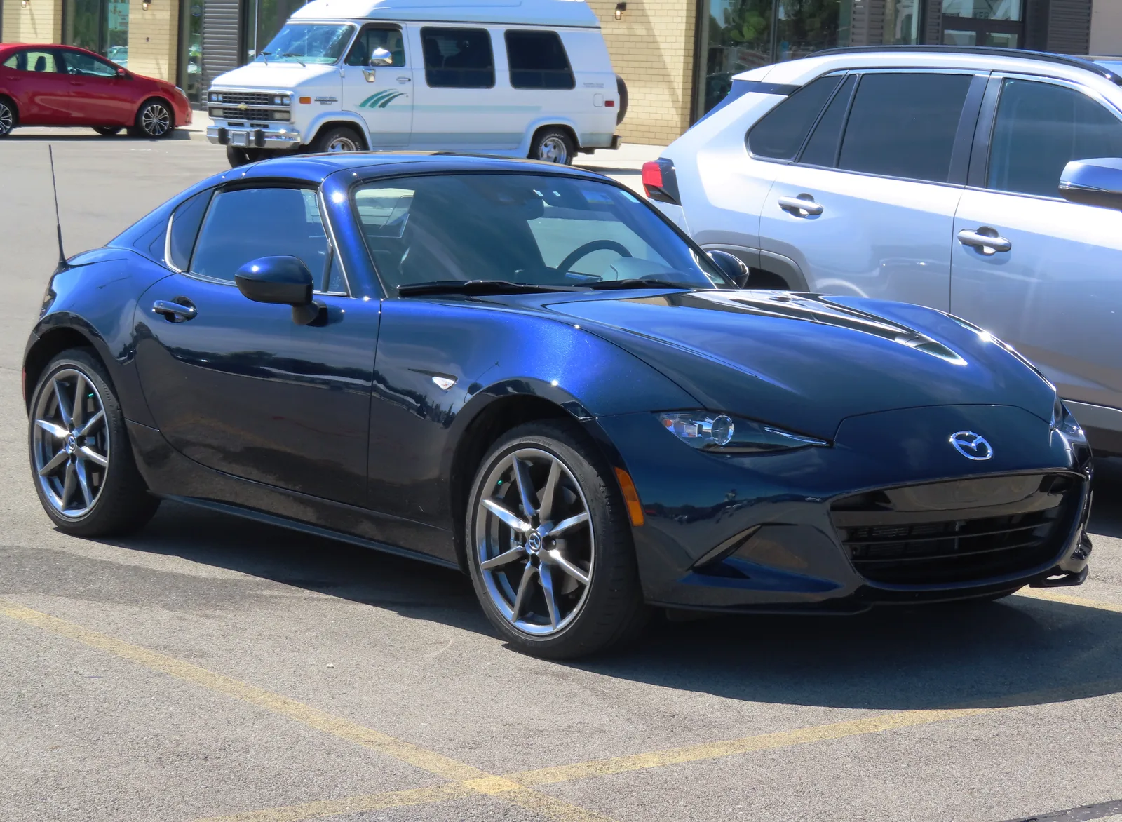 Mazda MX-5 RF 2024 en bleu cristal — vue 3/4 avant droite, toit rétractable